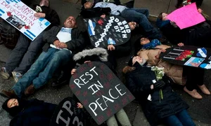  Protestatari care se opun deportărilor simulează moartea în faţa clădirii Biroului de Imigraţie de la New York Statele Unite FOTO Guliver/GettyImages