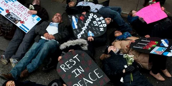  Protestatari care se opun deportărilor simulează moartea în faţa clădirii Biroului de Imigraţie de la New York Statele Unite FOTO Guliver/GettyImages