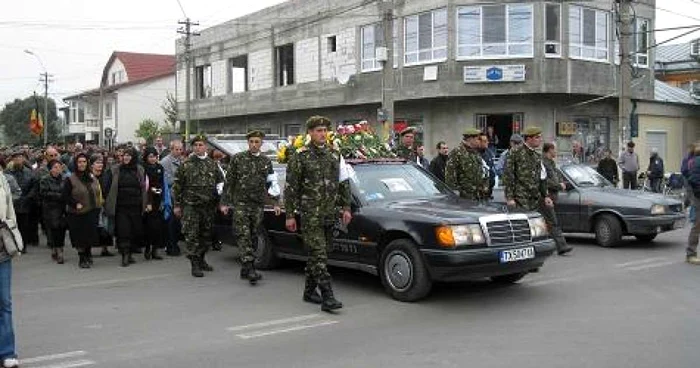 Brăila: Militarii morţi în carnagiul rutier de duminică au fost înmormântaţi cu onoruri