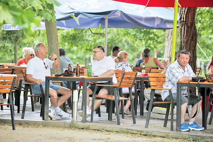 O bere rece, cea mai potrivită pe arşiţa asta