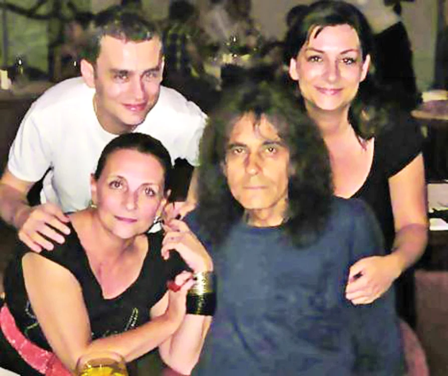 Minculescu şi soţia locuiesc  în Germania, copiii Mădălina  şi Bogdan, la Bucureşti
