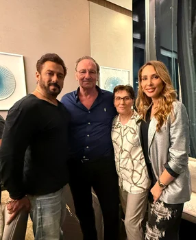 Actrița, cântăreața și prezentatoarea TV și-a serbat tatăl în Dubai, în prezența celebrului actor de la Bollywood, Salman Khan