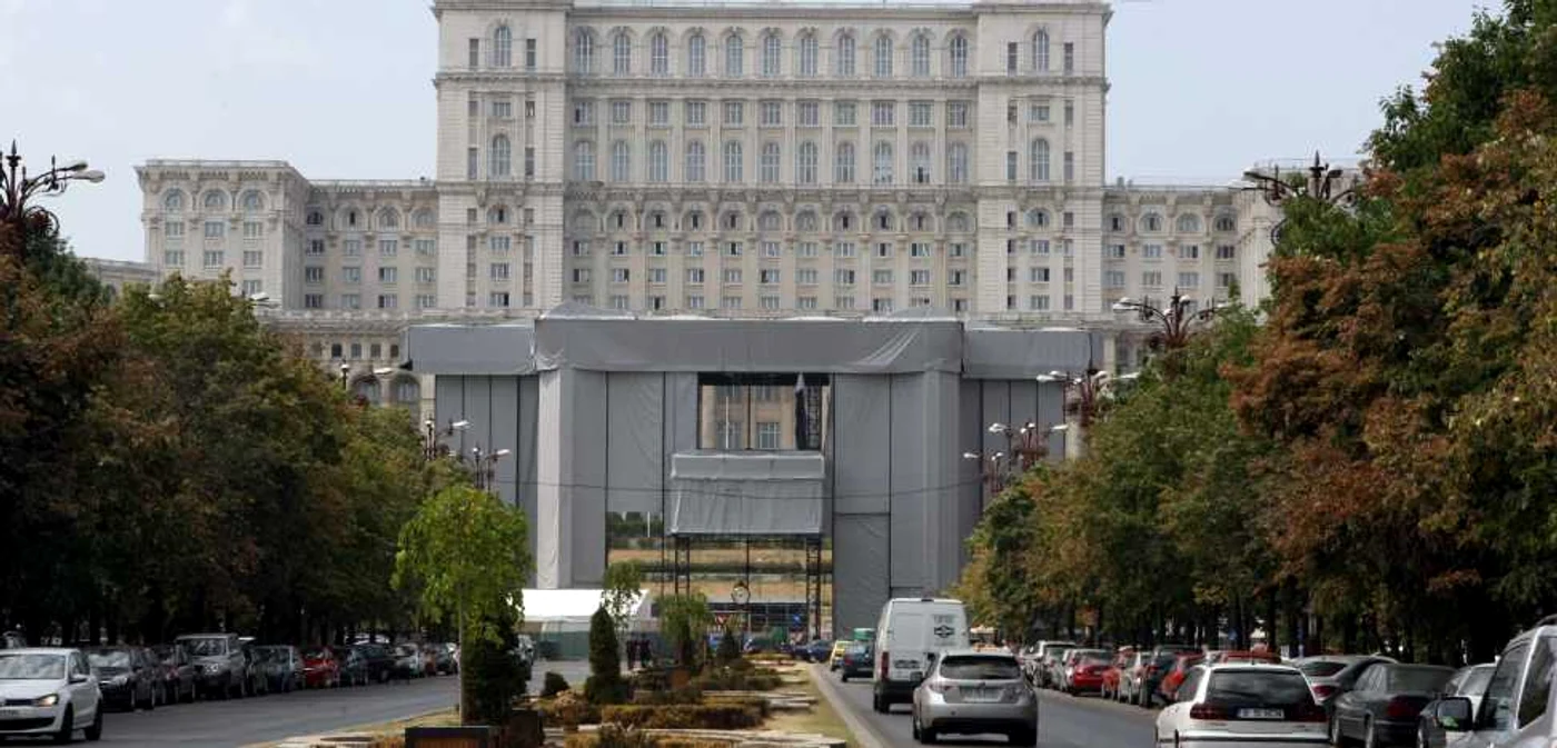 Luni după amiaza, scena din faţa Palatul Parlamentului prinsese deja proporţii reale FOTO Marian Iliescu