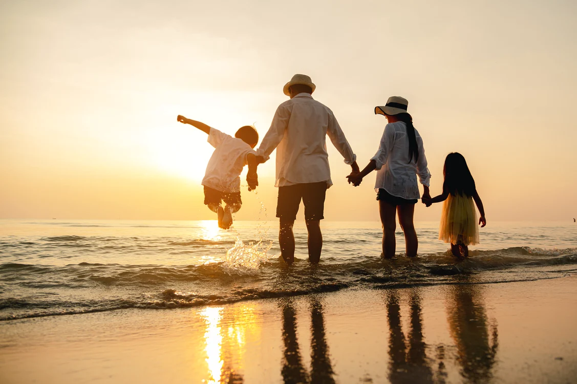 O familie cu doi copii la malul mării