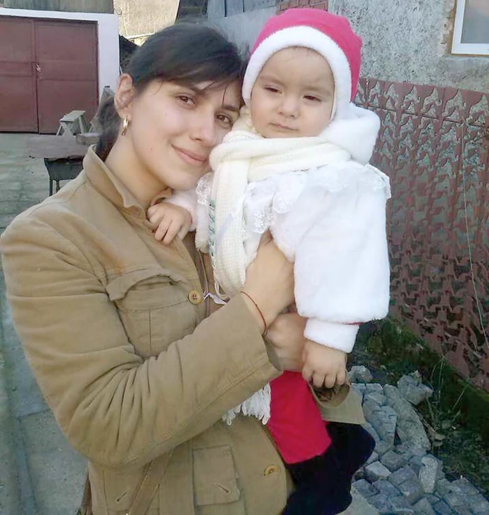 
    “Am dat totul de  pomană. Nu mai avem  hăinuţe, jucării, nimic.  Acum zugrăvim camera  ei”, spune Camelia,  mama Dianei Fotografii: Dorin Constanda   