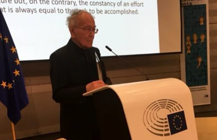Mihai Şora vorbind la Bruxelles, după ce a primit Premiul cetăţeanului european FOTO Facebook/ Cristian Preda