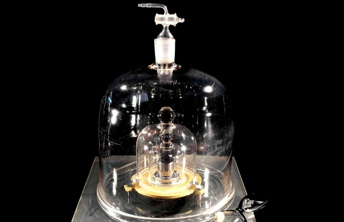 Marele K (Le Grand K) etalonul mondial pentru un kilogram, acoperit de clopote de sticlă pentru a fi protejat de influenţa mediului înconjurător. De vineri, 16 noiembrie 2018, nu mai este decât o bucată de aliaj de platină. Şi de istorie.Foto BIPM