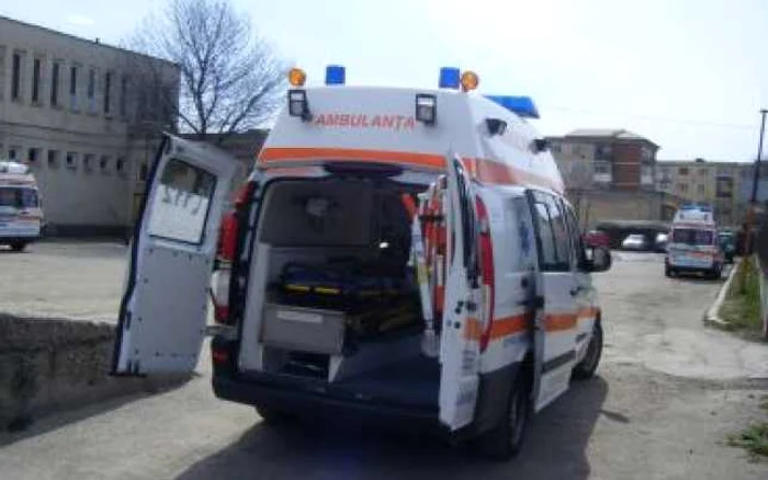 Turnu Severin: Două persoane, rănite azi-dimineaţă într-un accident pe DN6