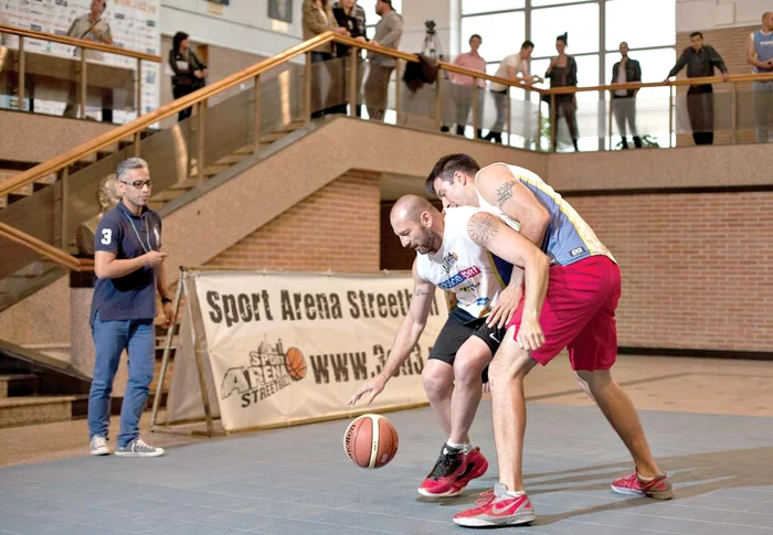 Stelea se descurcă şi la baschet la fel de bine cum o făcea în poarta echipei naţionale