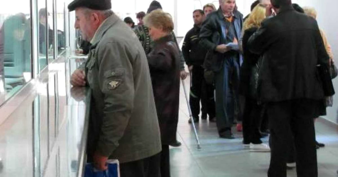 Modificarea legislaţiei permite obţinerea unei pensii lunare de 350 de lei, după plata unei asigurări minime de 244 de lei