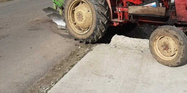 Pietoni spulberaţi de pe trotuar în urma coliziunii dintre un tractor şi o maşină în Lădeşti - Vâlcea Foto Adevărul