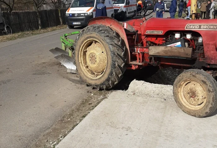 Pietoni spulberaţi de pe trotuar în urma coliziunii dintre un tractor şi o maşină în Lădeşti - Vâlcea Foto Adevărul