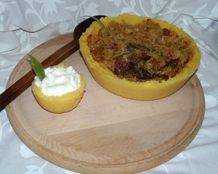 
    Varză cu costiţă afumată, mămăligă şi smântână  