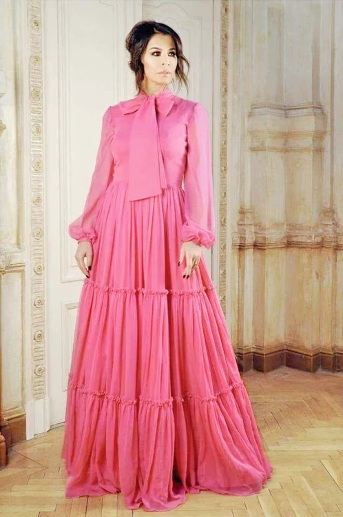 Simona Pătruleasa ne demonstrează că putem fi elegante și în rochii lungi. Preț: 2.800 lei