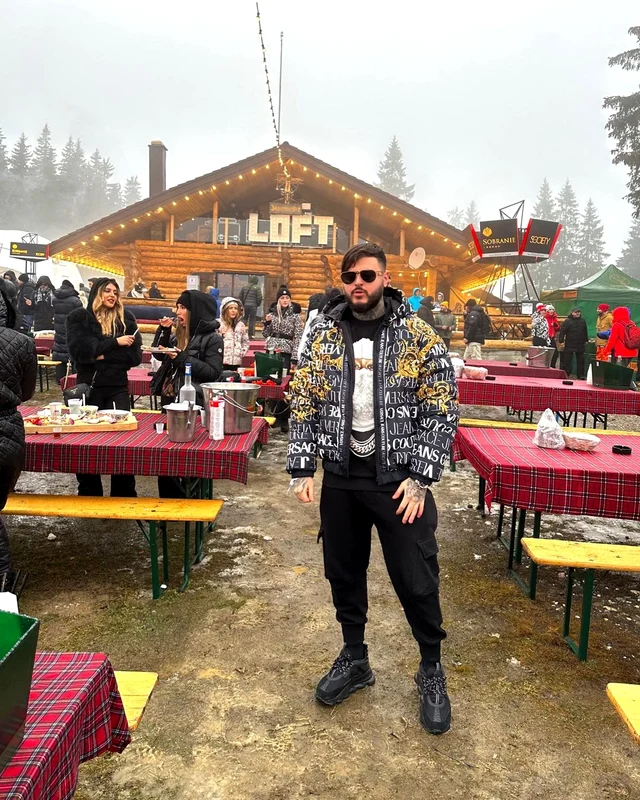 Adrian Mititelu Junior, la unul dintre cluburile unde s-ar fi lăsat cu discuții, la munte. foto: Instagram