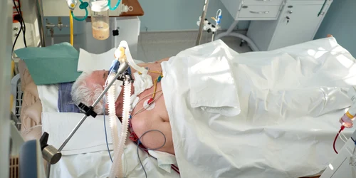 barbat coronavirus spital shutterstock 1692059791 jpeg