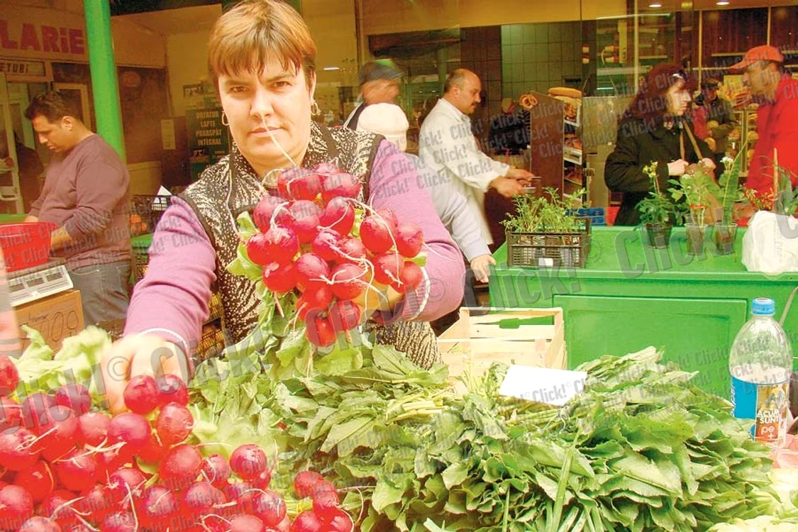 
    Mariana vinde ridichi  în Piaţa Sudului cu  un leu legătura  