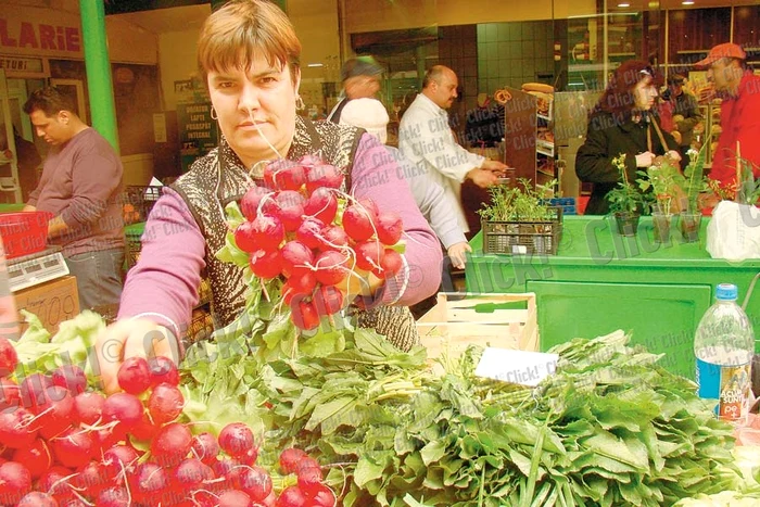 Mariana vinde ridichi în Piaţa Sudului cu un leu legătura