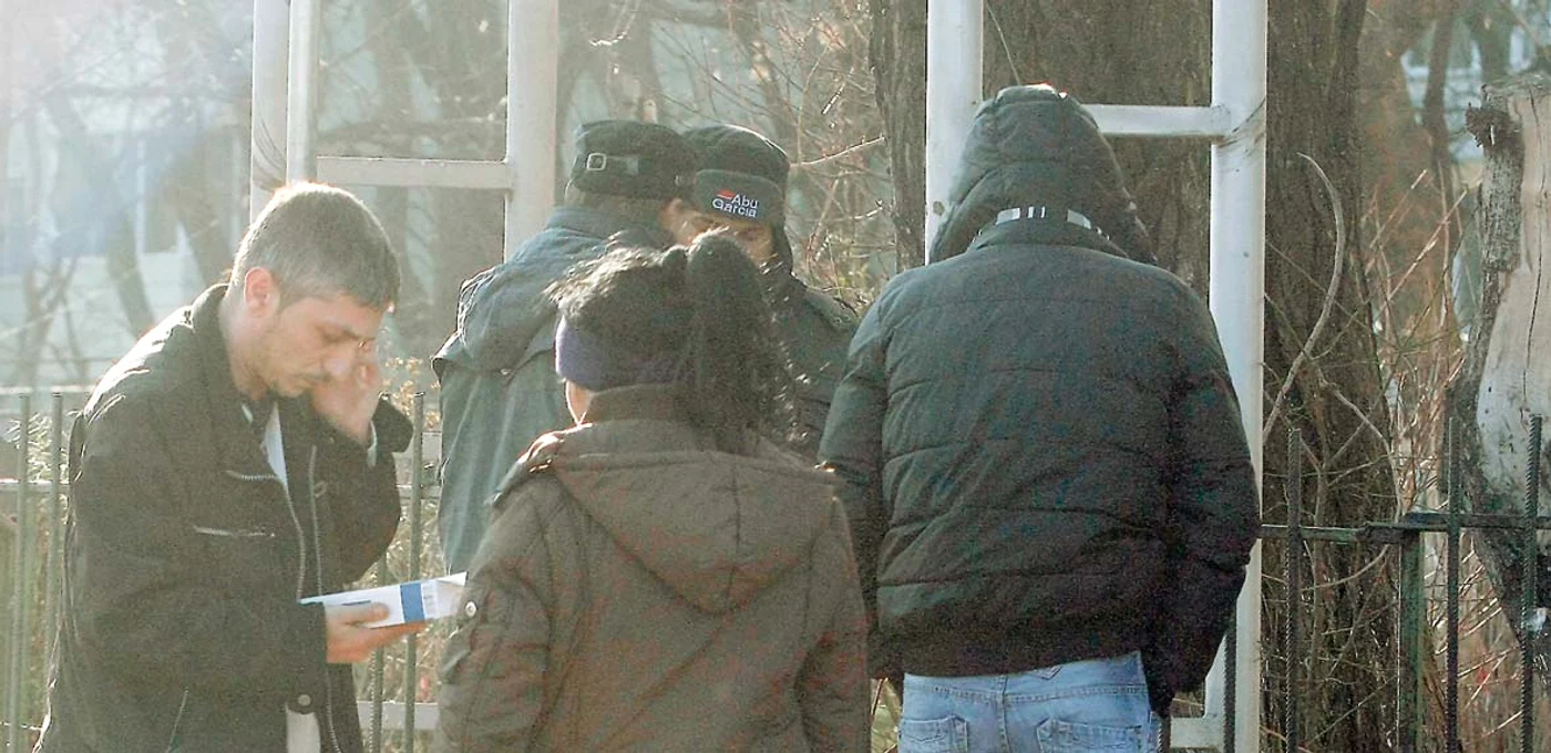 
    Pachet plin cu cartoane, ridicat de jandarmiFoto: Click!, Jandarmeria Bucureşti  