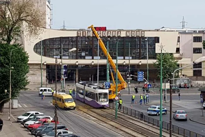 Tramvai deraiat a fost repus pe şine de o macara FOTO Tion.ro