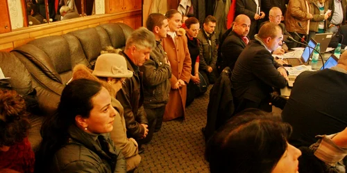 40 de artişti ai Teatrului Muzical „Nae Leonard” au protestat în genunchi la şedinţa Consiliului Local; Foto: Corina Misăilă
