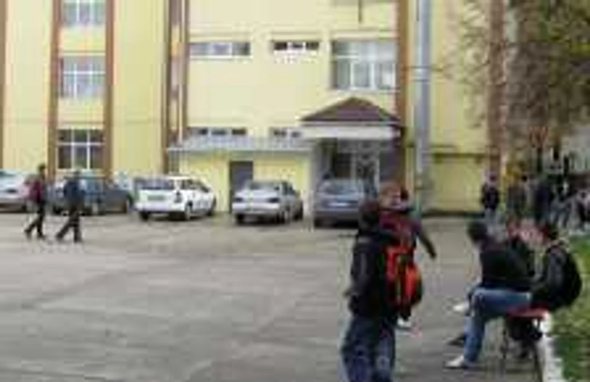 Elevii de la Colegiul Tehnic „Gheorghe Asachi“ nu poartă uniforme, deşi au plătit pentru ele