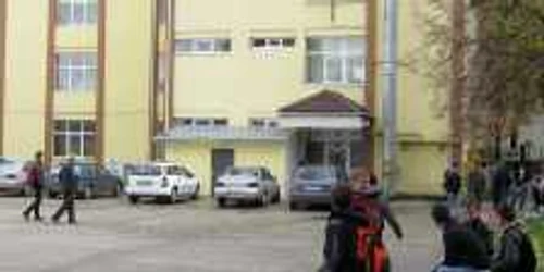 Elevii de la Colegiul Tehnic „Gheorghe Asachi“ nu poartă uniforme, deşi au plătit pentru ele