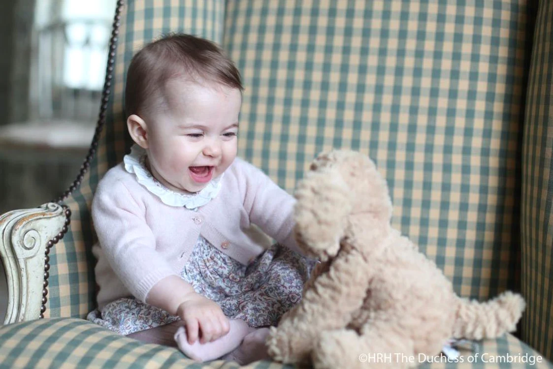 Kate Middleton (33 de ani) a surprins-o pe micuța Charlotte în ipostaze adorabile