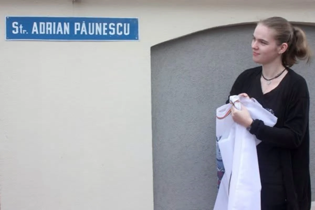 Replica ironică a fiicei lui Adrian Păunescu la cererea IICCMER de a elimina bustul poetului: „De ce nu se pornește de la școli?”