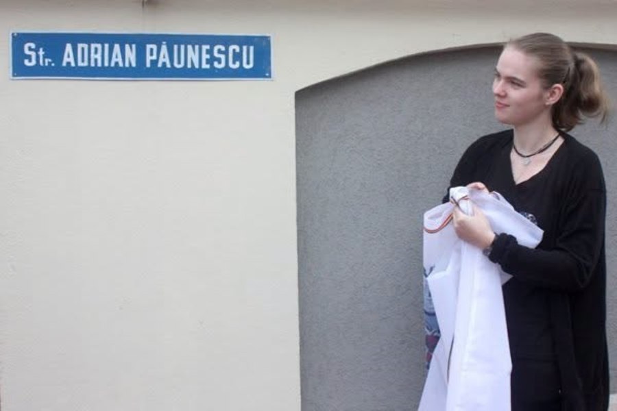 Replica ironică a fiicei lui Adrian Păunescu la cererea IICCMER de a elimina bustul poetului: „De ce nu se pornește de la școli?”