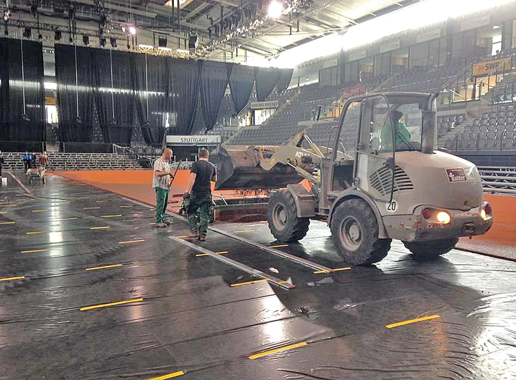 La prânz, jumătate din teren era acoperit cu zgură