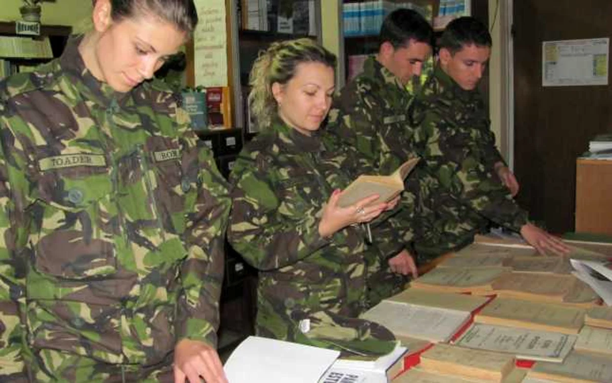 1 Cititori în bibliuoteca armatei