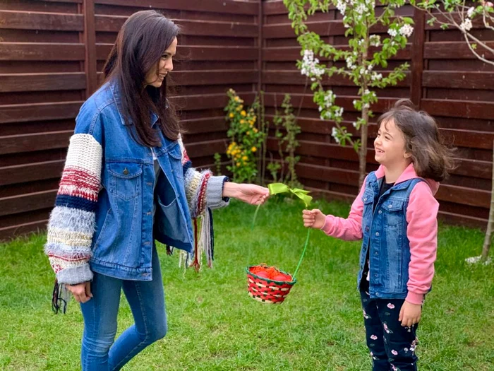 Livia Graur o pune pe fetița ei să caute ouă ascunse prin curte 