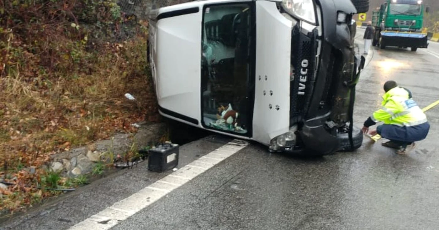 Imagini de la accidentul pe Valea Oltului cu o dubă răsturnată şi o victimă, în Vâlcea, Foto: Adevărul