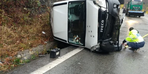 Imagini de la accidentul de pe Valea Oltului - Vâlcea cu duba răsturnată Foto Adevărul