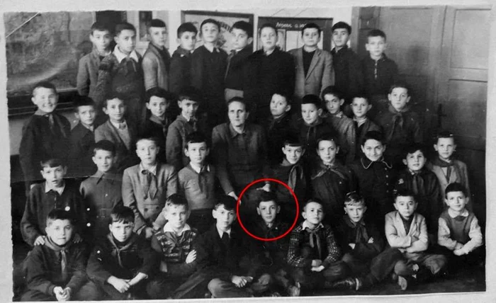 
    Regretatul Mihai Constantinescu, într-o poză din școala primară (primul rând, în centru)foto: arhivă personală  