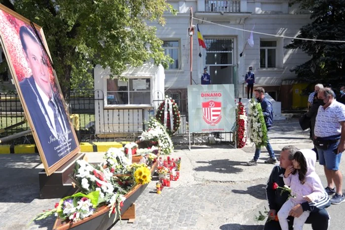 
    Flori și lacrimi  în fața Clubului  Sportiv Dinamo  