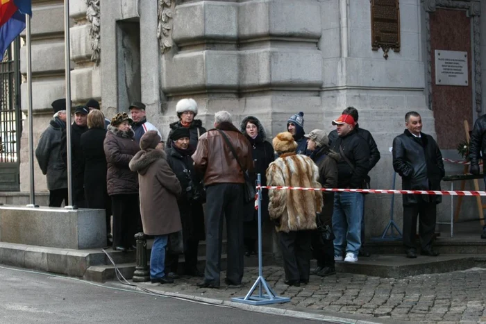 Cetăţeni, la Cercul Militar, nemulţumiţi că au văzut doar un sicriu închis. FOTO: Marian Iliescu