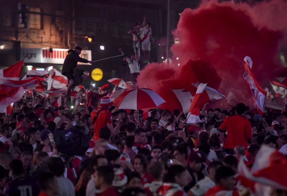 
    Fanii lui River Plate au sărbătorit din plin victoria cu Boca  