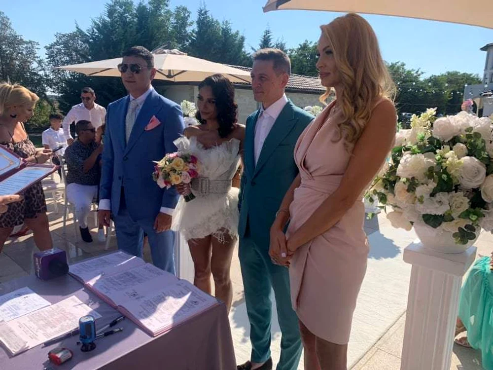 
    Nasrin, Florin și nașii Valentina Pelinel și Cristi Borceafoto: Spynews.ro  