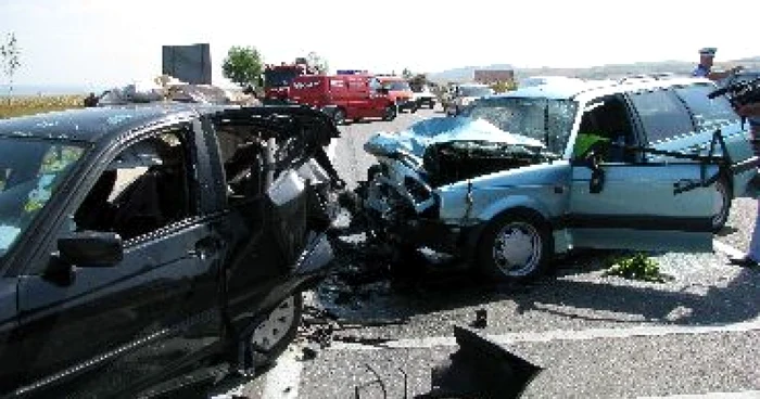 Bacău: Expoziție cu mașini distruse în accidente rutiere