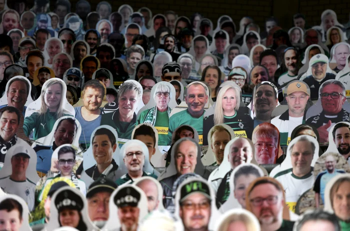 Cartoanele au reprezentat fanii în mărime naturală