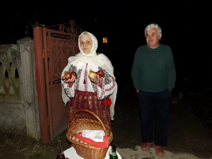 Gazdele primeau colindătorii. FOTO: Arhiva Adevărul