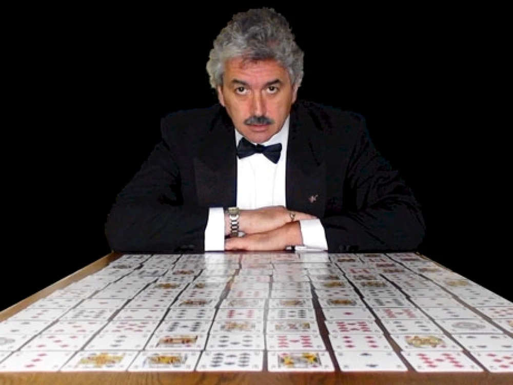 Dominic O’Brien figurează în Cartea Recordurilor cu cel mai mare număr de pachete de cărţi de joc pe care a reuşit să le memoreze în dispuneri diferite, nu mai puţin de 54 de serii. FOTO peakperformancetraining.org/ Caroline O'Brien