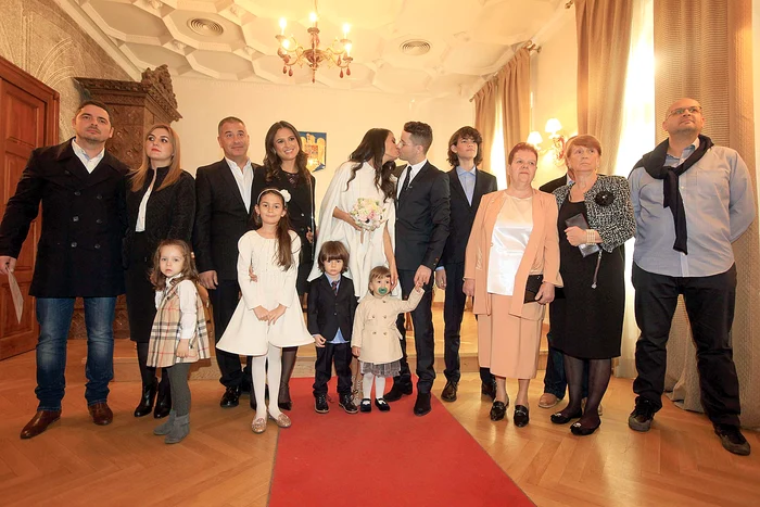 Anca şi Adi Sînă au fost  însoţiţi de cei patru copii,  de părinţii lor, bone,  şoferi şi colegi