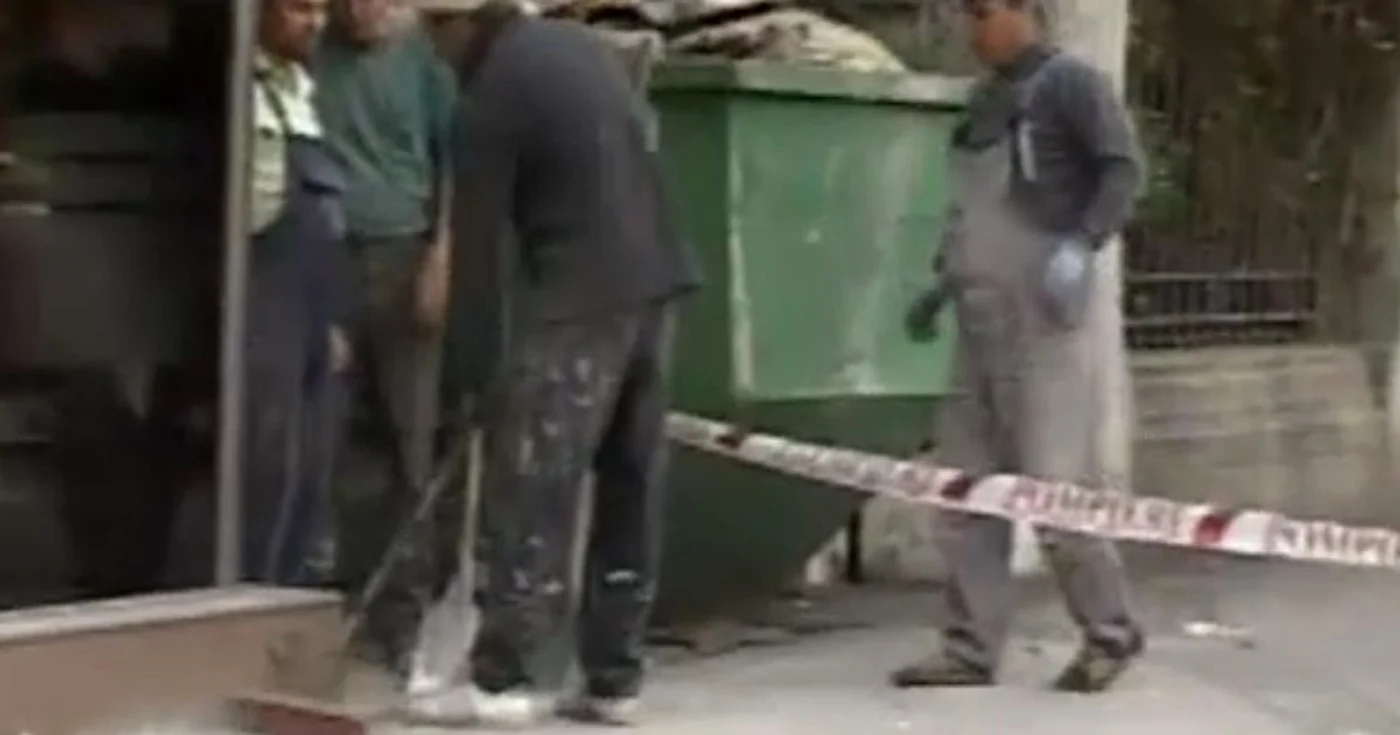 Muncitorii curăţă resturile din faţada căzută