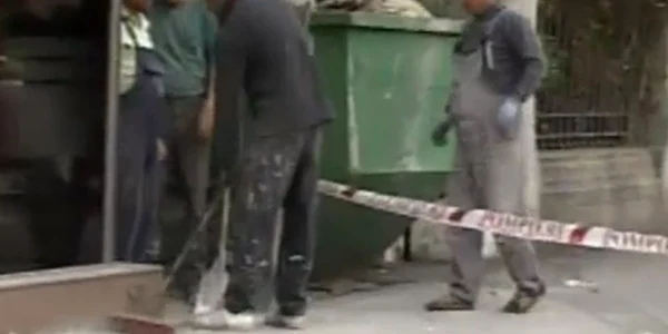Muncitorii curăţă resturile din faţada căzută