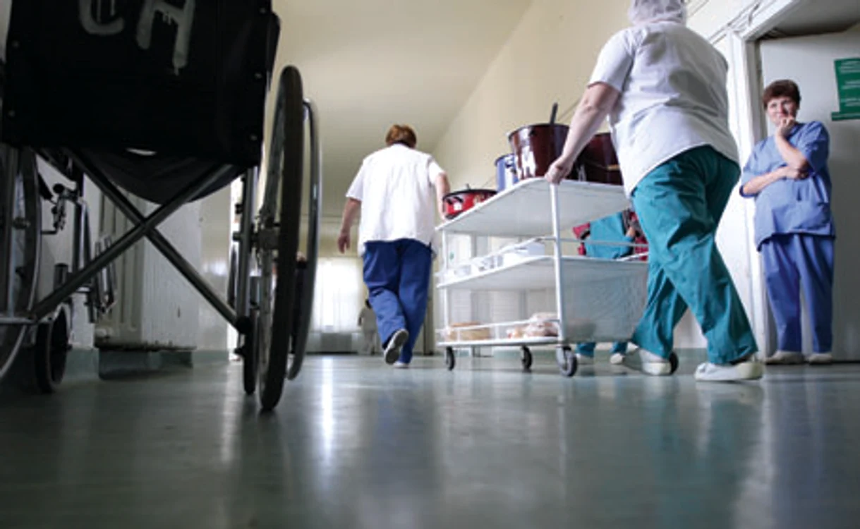 Puţinii oameni care se ocupă de curăţenie şi îngrijire încearcă să facă faţă muncii pe care o au