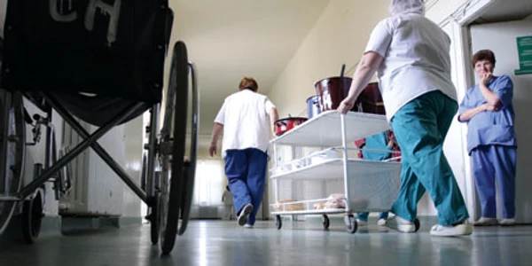 Puţinii oameni care se ocupă de curăţenie şi îngrijire încearcă să facă faţă muncii pe care o au