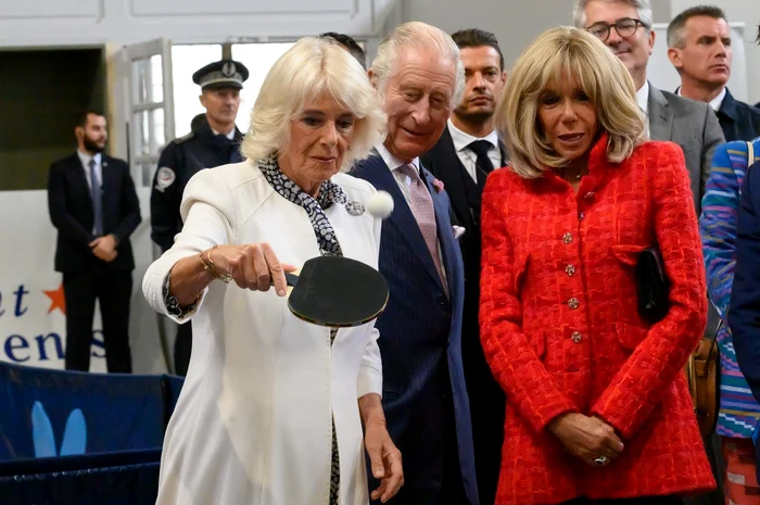 Regina Camilla a jucat ping-pong cu Brigitte Macron la Saint Denis, în Paris. FOTO: Profimedia